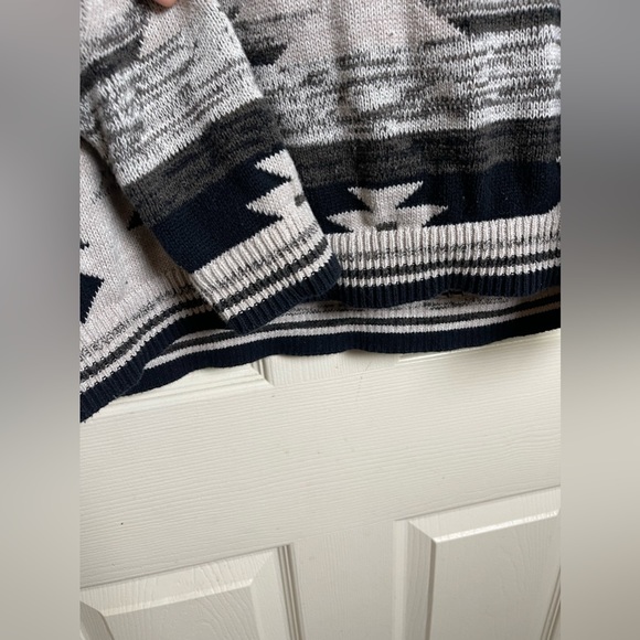 AMERICAN EAGLE Aztec V Neck Sweater Hoodie Size Medium - Picture 5 of 9